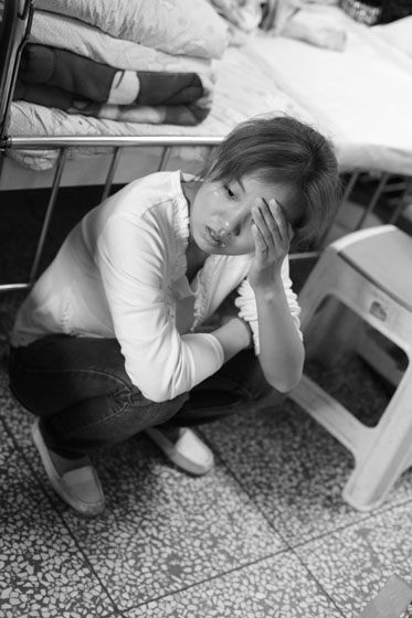 女兒熟睡之后，媽媽總會一個人想很多，女兒的病情、巨額的醫(yī)療費用時刻充斥著她的大腦，年輕的媽媽在這種情境下變得憔悴了很多，她不知道小彬嫻什么時候會好起來，帶著她穿梭在小公園里看著她稚嫩的笑。