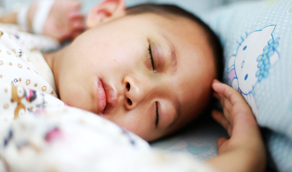 小彬嫻眼部、嘴部、脖子等出血點致使她無法吃硬東西，不小心劃破一下對她就是最大的損失，每個人都在保護著她，包括幼小的她自己。