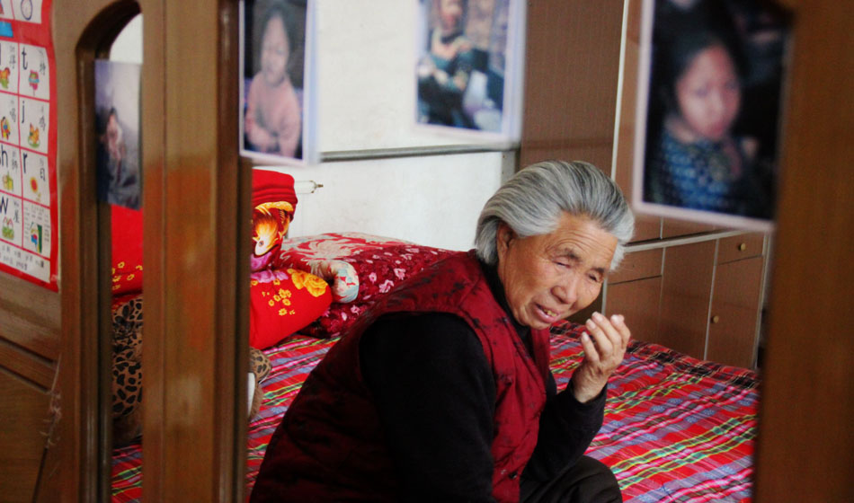 小彬嫻80歲的老奶奶每天在家祈禱小彬嫻早日回來?！袄夏棠套钣H”這是小彬嫻對“誰最親”這個問題最多的回答，小彬嫻和老奶奶就像是一對好朋友，兩個人在一起總是歡聲笑語。而現(xiàn)在，老奶奶每天看著鏡子前的小彬嫻的照片就會淚流滿面。