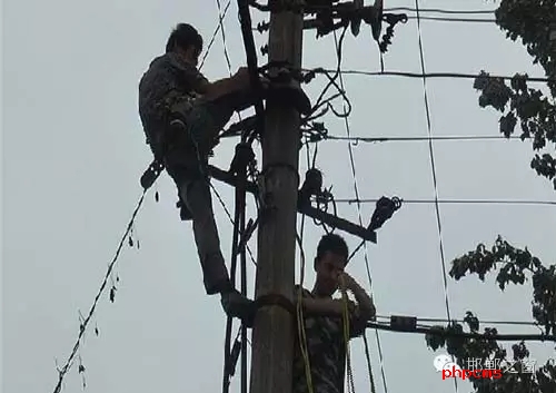 8月8日下午，邯臨路與高鐵橋交匯處北行200米燕莊村一名電工被困在電線桿上，急需救援。接到報(bào)警的邯鄲消防華澤路中隊(duì)立即趕赴現(xiàn)場(chǎng)，消防官兵到達(dá)現(xiàn)場(chǎng)后，經(jīng)了解得知，該男子是一名電工，在電線桿上作業(yè)時(shí)不慎被電擊傷，意識(shí)清醒，但其右腿和右臂無法用力，導(dǎo)致無法從電線桿上下來。消防官兵經(jīng)過半個(gè)小時(shí)的緊張營(yíng)救，最終將被困男子成功救下，并由現(xiàn)場(chǎng)120醫(yī)務(wù)人員送往醫(yī)院進(jìn)行救治。