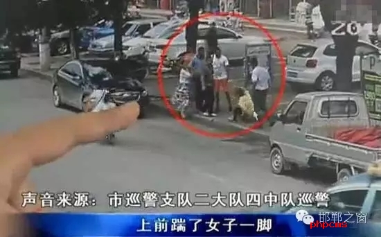 8月5日，市巡警支隊(duì)二大隊(duì)四中隊(duì)巡警在水廠路上巡邏時(shí)，突然一名神色慌張的男子攔下了警車，男子向巡警說他的愛人被打了。巡警立即查看情況，發(fā)現(xiàn)一名約30歲的女子手捂腹部倒在便道上，巡警立即撥打了110和120。經(jīng)了解得知，受傷女子于某某已懷有兩個(gè)月身孕，于某某的丈夫與男子有經(jīng)濟(jì)糾紛，當(dāng)天男子找于某某的丈夫要錢，結(jié)果起了爭(zhēng)執(zhí)。巡警從醫(yī)院了解到于某某不幸流產(chǎn)。