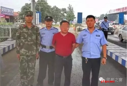 8月8日13時(shí)許，邯鄲大名李茂堤警務(wù)站民警，在一輛南樂開往龍王廟的公共汽車上，查獲一名無身份證男子。該男子自稱是龍王廟鎮(zhèn)人，在民警詢問下又改口稱是孫甘店鄉(xiāng)人，閃爍其詞、神色慌張。經(jīng)調(diào)查該男子叫朱某。于7月7日，在大名縣人民法院判決的一起民間借貸糾紛案中，犯罪嫌疑人朱某拒不履行法院判決。7月13日，大名縣公安局依法將該朱上網(wǎng)追逃。