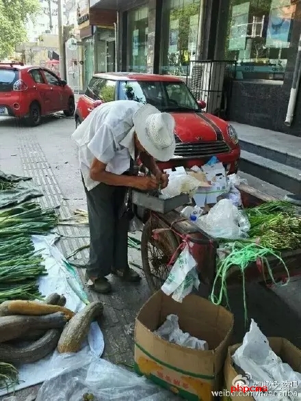 網(wǎng)友爆料：八十三歲，本該在家頤養(yǎng)天年，然而在光明大街水院路口卻有一位爺爺在酷暑烈日當下賣菜和葡萄，如果有住在附近的小伙伴們，如果你正好想買菜，買葡萄，不妨去看看。