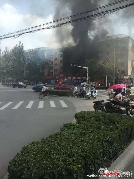網(wǎng)友爆料：8月11日，邯鄲中華南大街和學院北路交叉口東南角，一飯店起火，消防官兵接警后緊急救援，目前起火原因不明。大家一定要注意用電用煤氣安全。