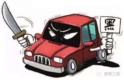 8月3日上午，公交分局接群眾報警稱，在汽車西站搭乘一輛白色奧拓(黑出租車)時，被該車司機持刀搶劫2600元。公交分局迅速組織警力現(xiàn)場勘查、走訪調查、調取天網(wǎng)監(jiān)控視頻、尋找嫌疑人蹤跡，經(jīng)大量工作，于次日凌晨6時許，辦案民警在復興區(qū)大乘寺附近發(fā)現(xiàn)嫌疑人的活動蹤跡。經(jīng)縝密布控，辦案民警在火車站一舉將犯罪嫌疑人張某某抓獲，犯罪嫌疑人張某某對持刀搶劫乘客的犯罪事實供認不諱。
