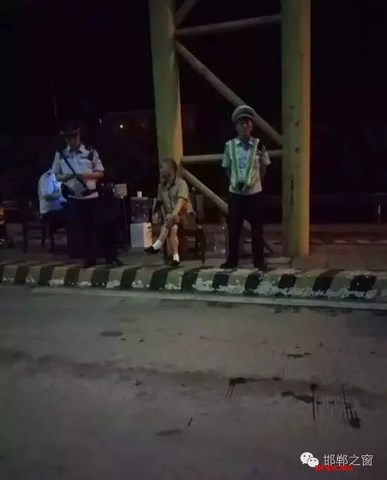 8月9日晚，磁縣交警大隊林坦中隊民警在執(zhí)行勤務中，對一輛小型普通客車進行例行檢查，該車司乘人員三人，其中兩名乘坐人員神情恍惚，非常可疑，民警認真核對每名人員信息，經(jīng)網(wǎng)上對比查詢，系統(tǒng)提示陳某某具有吸毒史。執(zhí)勤民警立即對該車進行全面徹查，并對該車三名司乘人員做了尿檢，檢驗結果兩名乘坐人員為陽性。最終，經(jīng)過細致盤問，周某某、陳某某對其吸毒事情供認不諱。