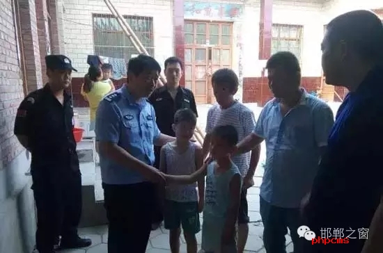 8月11日上午，邯鄲館陶縣公安局指揮中心接到報(bào)警，柴堡鎮(zhèn)劉村李某因欠柴堡鎮(zhèn)武張屯村李某某錢款，李某某將李某的兩個(gè)兒子（一個(gè)10歲，一個(gè)8歲）拘禁。民警迅速趕到現(xiàn)場(chǎng)，發(fā)現(xiàn)李某家街門(mén)被反鎖，民警登上盤(pán)梯與嫌疑人談話，穩(wěn)定其情緒，做其思想工作，當(dāng)日下午17時(shí)20分許，兩個(gè)小男孩被成功解救。