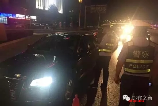 為保證奧運(yùn)期間有一個(gè)良好的道路交通環(huán)境，針對(duì)疲勞駕駛、酒后駕駛等違法行為，邯鄲交警六大隊(duì)組織開(kāi)展集中整治酒駕、醉駕專項(xiàng)行動(dòng)。8月10日，交警六大隊(duì)出動(dòng)警力130余名，出動(dòng)警車15輛，設(shè)置執(zhí)勤卡點(diǎn)17處，從20時(shí)起至23時(shí)，在大隊(duì)轄區(qū)內(nèi)查獲了18個(gè)“酒鬼”以及涉牌涉證違法行為21起。當(dāng)晚，在中華大街水廠路口，有一輛車為了逃避檢查，還試圖倒車逃跑。