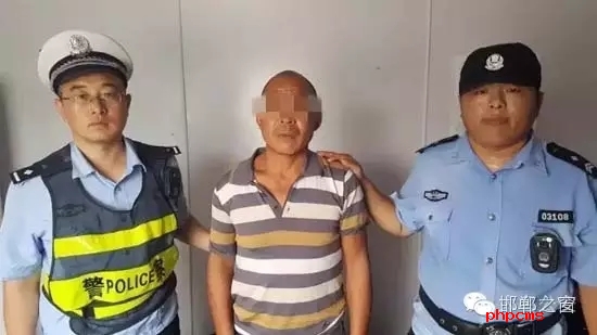 8月12日9時(shí)許，邯鄲大名鋪上高速口檢查站執(zhí)勤民警在對(duì)一輛由魏縣開(kāi)往北京客車進(jìn)行安檢時(shí)，發(fā)現(xiàn)一名網(wǎng)上逃犯。經(jīng)核查，該男子為王某平，系涉嫌濫伐林木網(wǎng)上逃犯。該王于今年3月份在未有辦理《林木采伐許可證》的情況下，亂砍濫伐林木97棵。