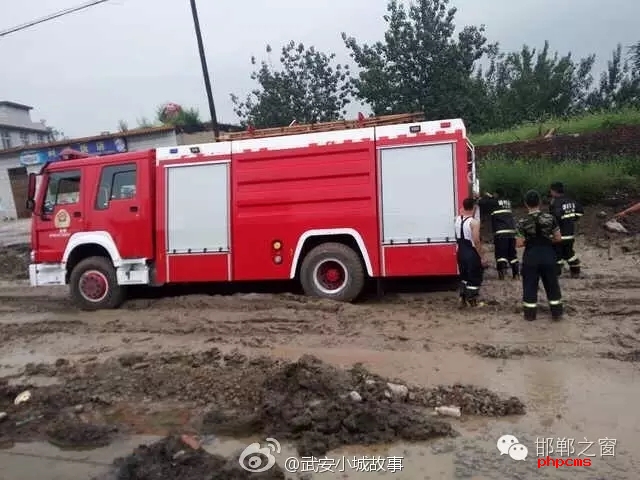 網(wǎng)友爆料：邯鄲武安永峰路康二城鎮(zhèn)南新莊路段，修路把以前路基挖了不修了，都倆個(gè)月了， 今天消防車急需救火陷如泥中出不來(lái)， 責(zé)任誰(shuí)來(lái)?yè)?dān)？ 