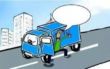 2月27日凌晨，邯鄲市一名男子套用其表哥A2駕駛證信息駕駛大貨車(chē)進(jìn)入市區(qū)，沒(méi)成想因?yàn)樽旖堑囊活w痣被交警看出破綻，不僅被公安機(jī)關(guān)依法行政拘留了15天，而且被罰款1500元。在事實(shí)面前，駕駛?cè)瞬坏貌怀姓J(rèn)自己無(wú)證，試圖用表哥的駕駛證蒙混過(guò)關(guān)。